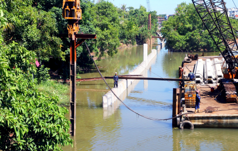 TP Huế: Dân lo đường đi bộ dọc sông cản trở việc thoát lũ