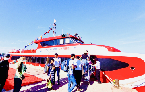 Thêm tàu hiện đại ra đảo Lý Sơn