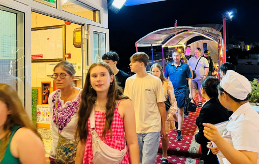 Du lịch đường sông TPHCM ngày càng hấp dẫn khách trong nước