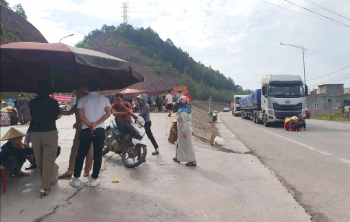 Nghệ An: Người dân lại chặn xe tải vào cảng biển quốc tế