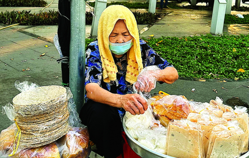 Mâm bánh của ngoại Tư