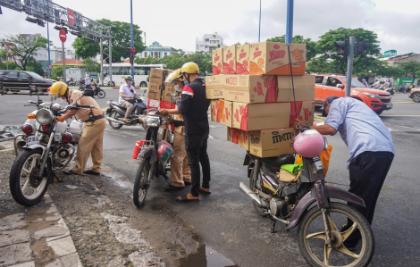 CSGT Chợ Lớn kiểm tra, xử phạt hàng loạt "xe mù" trên tuyến Võ Văn Kiệt