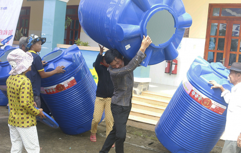 Khối thi đua 18 tặng bồn nước cho người dân đảo Thiềng Liềng