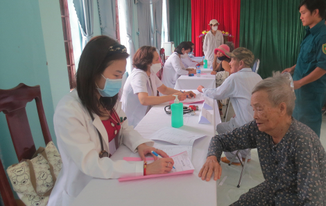 Nhóm thiện nguyện TPHCM khám bệnh, phát thuốc miễn phí, tiếp bước đến trường tại miền núi xã Đa Lộc