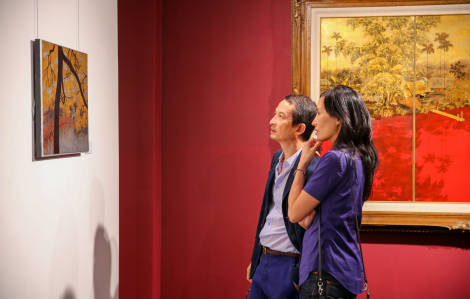 Vợ chồng đạo diễn Trần Anh Hùng đi xem triển lãm tranh của danh họa Trần Phúc Duyên