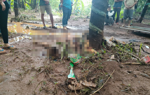 Qua cầu khi mưa lớn, một người dân bị nước lũ cuốn trôi cả người và xe