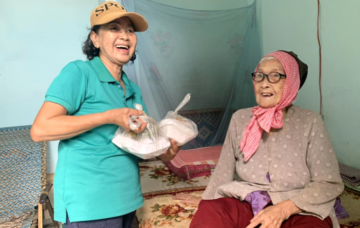70 tuổi vẫn hết lòng với người nghèo