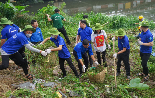 Hơn 500 tình nguyện viên đội nắng, xắn tay làm sạch kênh