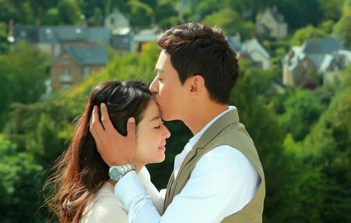 Bất ngờ kiểm tra điện thoại và thấy ảnh chồng hôn má một cô gái