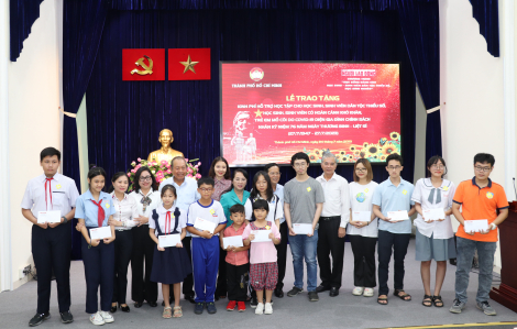 Ông Trương Hòa Bình trao 112 suất hỗ trợ học tập cho học sinh, sinh viên hoàn cảnh đặc biệt tại TPHCM