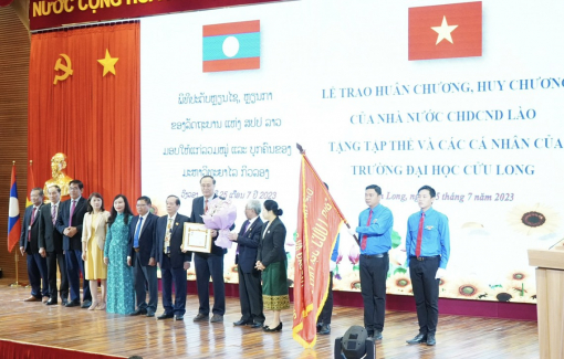 Nhà nước CHDCND Lào tặng huân chương Lao động hạng Ba cho Đại học Cửu Long