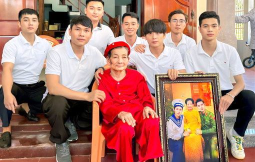 Những người trẻ tình nguyện phục chế ảnh liệt sĩ