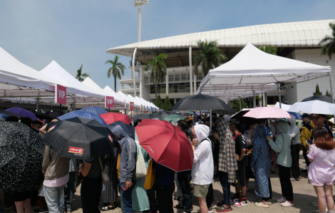Hàng ngàn người đội nắng giữa trưa chờ đổi vòng xem show diễn Blackpink