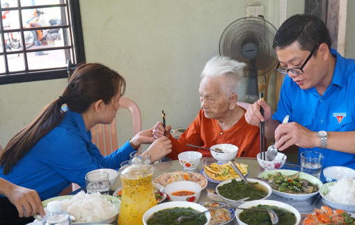 Bữa cơm ấm áp nghĩa tình tri ân Mẹ Việt Nam anh hùng