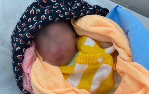 Bé trai sơ sinh bị bỏ rơi trên đường