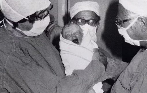 Em bé được sinh ra từ ống nghiệm đầu tiên trên thế giới hiện sống như thế nào?