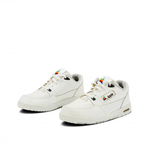 Giày thể thao Apple 'cực hiếm' được bán với giá 1,2 tỉ đồng