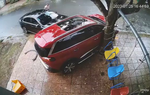 Khởi tố, bắt tạm giam người lái xe tông liên tiếp vào chiếc ô tô đậu bên đường