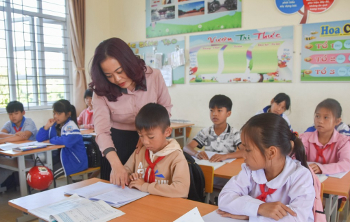 Gần 400 giáo viên Hà Nội lo mất cơ hội tăng lương: Bộ GD-ĐT nói sẽ đảm bảo quyền lợi