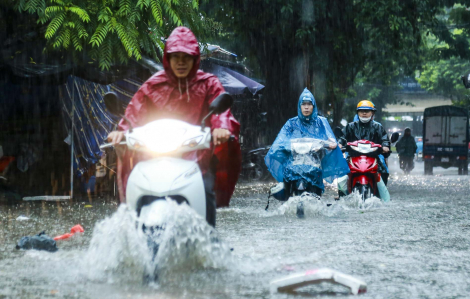 Hà Nội: Mưa lớn bất ngờ khiến nhiều tuyến phố chìm trong biển nước