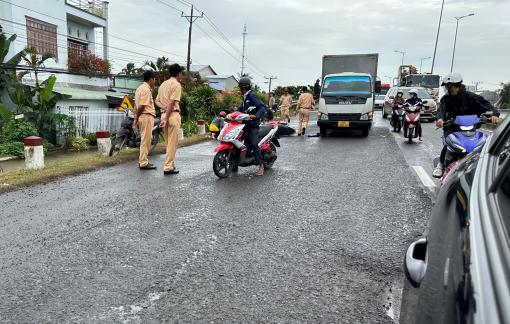 Người vợ khóc ngất bên đường khi hay tin chồng tử vong sau tai nạn giao thông