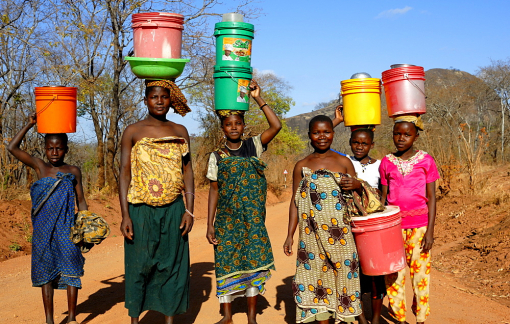 Vì sao người Burundi luôn thích mang vác mọi thứ bằng... đầu?