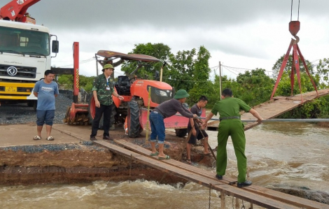 Mưa lũ chia cắt 1 thôn ở Đắk Lắk, nhiều nhà bị ngập sâu, 1 người bị điện giật tử vong