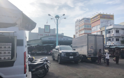 Phó giám đốc ném chất bẩn vào ki ốt của tiểu thương bị cách chức