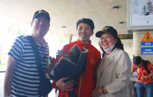 Đội tuyển nữ Việt Nam về nước