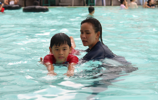 Mùa hè, mở lớp dạy bơi cho trẻ
