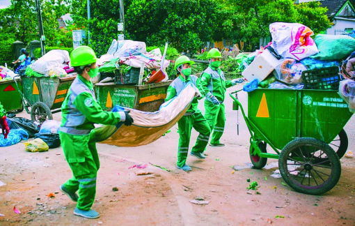 Nữ công nhân vệ sinh nuôi 4 con thành tài