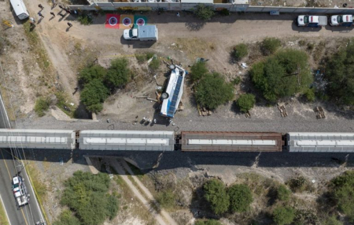 Tàu hỏa đâm xe buýt ở Mexico, 23 người thương vong
