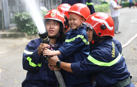 Cậu bé ung thư thỏa đam mê làm lính cứu hỏa