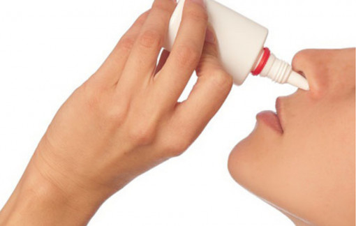 Suýt suy thượng thận vì dùng thuốc chống nghẹt mũi kéo dài