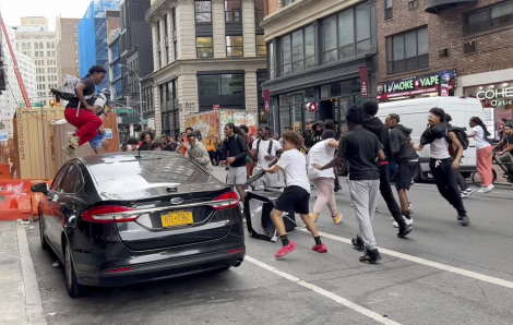 Cảnh sát vật lộn kiểm soát đám đông hỗn loạn ở New York