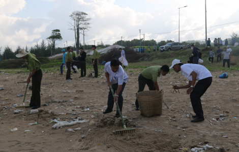 Kiên Giang: Thu gom gần 100 tấn rác thải trên bờ biển Phú Quốc