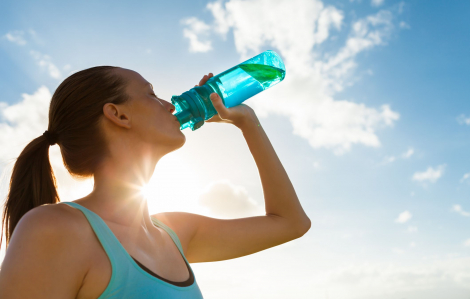 Người phụ nữ Mỹ chết vì ngộ độc nước: Uống bao nhiêu là đủ?