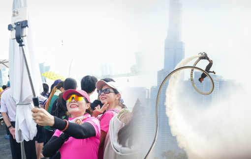 Mãn nhãn màn biểu diễn fly board, đua thuyền trên sông Sài Gòn