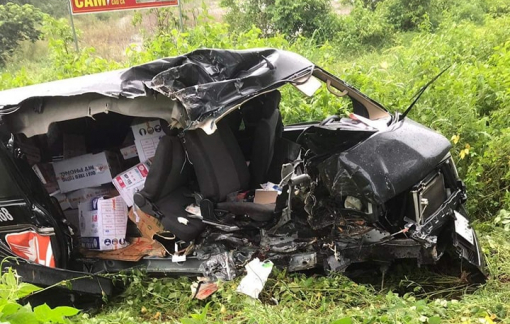 Ô tô bị xé toạc sau khi tông cây xanh rồi lao qua lan can