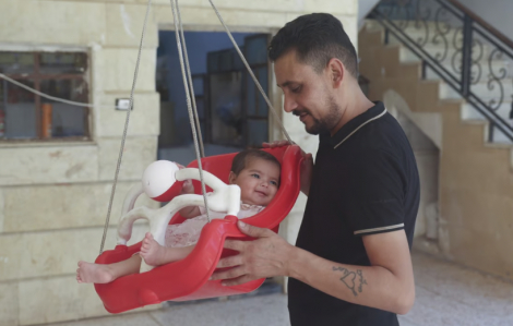 Bé gái sinh ra giữa trận động đất ở Syria hạnh phúc bên gia đình mới