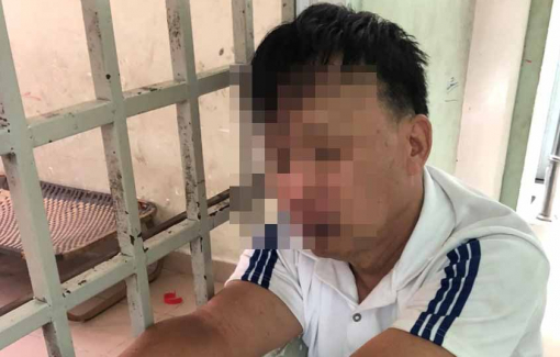 Bắt gã tài xế xe ôm chở cô gái đến bãi đất trống, trói vào cây rồi hiếp dâm Bắt gã tài xế xe ôm chở cô gái đến bãi đất trống, trói vào cây rồi hiếp dâm