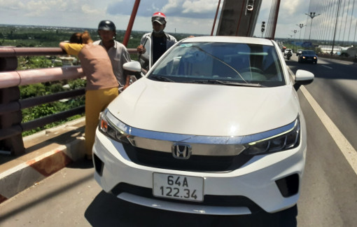 Phóng viên trên đường đi làm việc kịp thời ngăn 1 phụ nữ định nhảy cầu tự tử