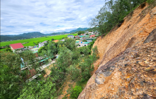 Núi nứt toác dọa đổ sập, chính quyền lập tổ “canh núi”