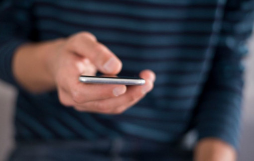 Chồng tôi thường xuyên xem Facebook của một người đàn ông