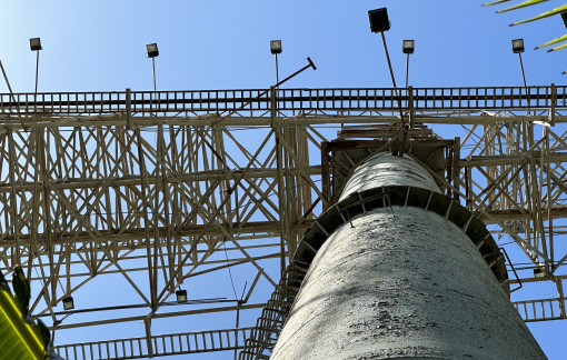 Suýt nhập viện vì tấm pano quảng cáo ngoài trời bỏ hoang