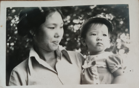 Bài dự thi Những bức ảnh trong đời: Chiếc áo đầm đổi bằng 4 tháng cắt rau của mẹ