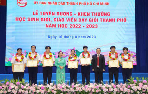 Thưởng 250 triệu đồng cho nhóm học sinh chế tạo robot cứu hộ vùng bị sạt lở