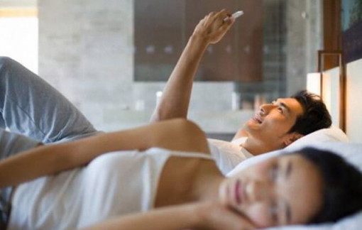 Chồng nhắn tin mời bạn gái của vợ đi cà phê