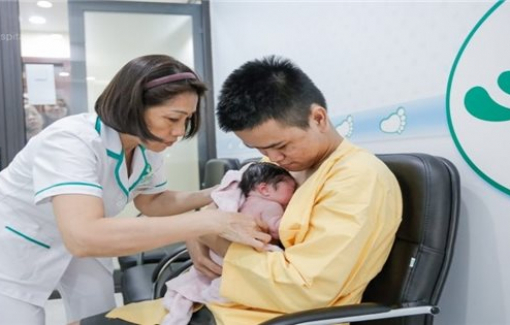 Đề xuất chồng được nghỉ việc 6 tháng hưởng chế độ thai sản khi vợ sinh con