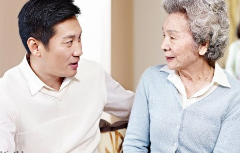 Để cha mẹ già sống với người giúp việc có bất hiếu?